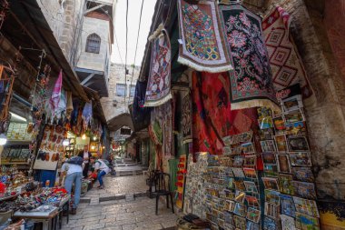 Kudüs, İsrail - 7 Nisan 2019: Eski Şehir'in dar sokaklarında pazar yeri.