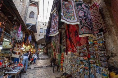 Kudüs, İsrail - 7 Nisan 2019: Eski Şehir'in dar sokaklarında pazar yeri.