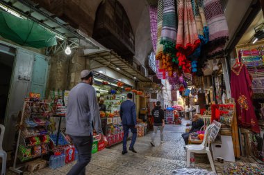 Kudüs, İsrail - 7 Nisan 2019: Eski Şehir'in dar sokaklarında pazar yeri.