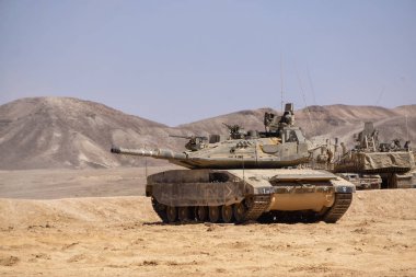 Southern District, İsrail - 10 Nisan 2019: Güneşli bir günde çölde İsrail Savunma Kuvvetleri Zırhlı Tank.