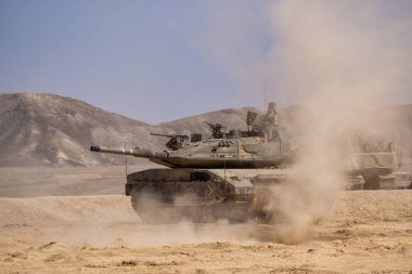 Southern District, İsrail - 10 Nisan 2019: Güneşli bir günde çölde İsrail Savunma Kuvvetleri Zırhlı Tank.