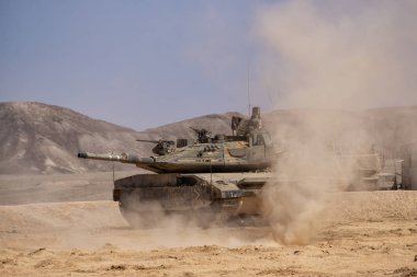 Southern District, İsrail - 10 Nisan 2019: Güneşli bir günde çölde İsrail Savunma Kuvvetleri Zırhlı Tank.