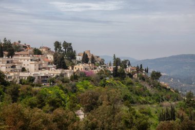 Bulutlu bir gün boyunca bir şehirde bir tepenin üstünde konut evlerin güzel havadan görünümü. Kudüs, İsrail'de çekilmiş.