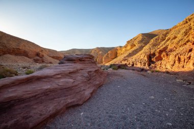 Eilat, İsrail'deki Kızıl Kanyon'un güzel manzara görünümü. Güneşli bir gündoğumu sırasında alınan.