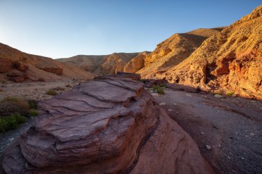 Eilat, İsrail'deki Kızıl Kanyon'un güzel manzara görünümü. Güneşli bir gündoğumu sırasında alınan.