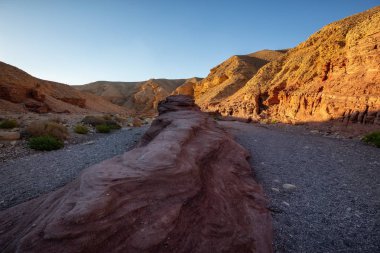 Eilat, İsrail'deki Kızıl Kanyon'un güzel manzara görünümü. Güneşli bir gündoğumu sırasında alınan.
