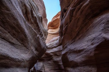Eilat, İsrail'deki Kızıl Kanyon'un güzel manzara görünümü. Güneşli bir gündoğumu sırasında alınan.