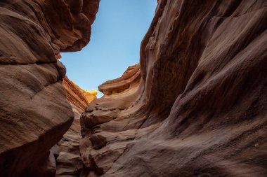 Eilat, İsrail'deki Kızıl Kanyon'un güzel manzara görünümü. Güneşli bir gündoğumu sırasında alınan.