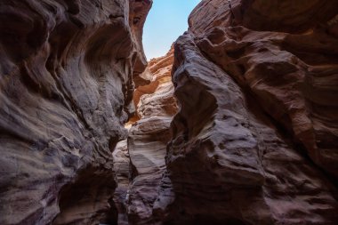 Eilat, İsrail'deki Kızıl Kanyon'un güzel manzara görünümü. Güneşli bir gündoğumu sırasında alınan.