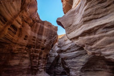 Eilat, İsrail'deki Kızıl Kanyon'un güzel manzara görünümü. Güneşli bir gündoğumu sırasında alınan.
