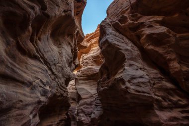 Eilat, İsrail'deki Kızıl Kanyon'un güzel manzara görünümü. Güneşli bir gündoğumu sırasında alınan.