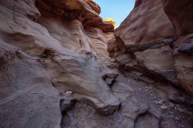 Eilat, İsrail'deki Kızıl Kanyon'un güzel manzara görünümü. Güneşli bir gündoğumu sırasında alınan.