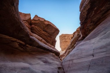 Eilat, İsrail'deki Kızıl Kanyon'un güzel manzara görünümü. Güneşli bir gündoğumu sırasında alınan.