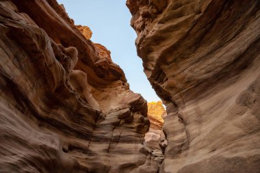 Eilat, İsrail'deki Kızıl Kanyon'un güzel manzara görünümü. Güneşli bir gündoğumu sırasında alınan.