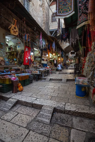 Kudüs, İsrail - 7 Nisan 2019: Eski Şehir'in dar sokaklarında pazar yeri.