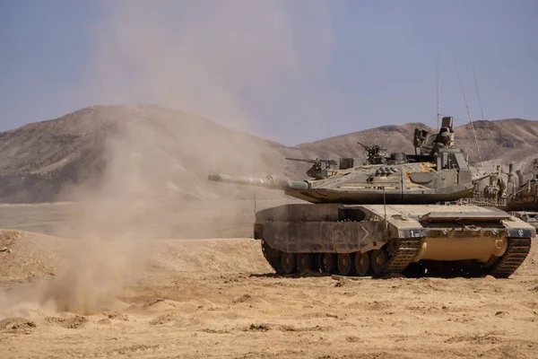 Southern District, İsrail - 10 Nisan 2019: Güneşli bir günde çölde İsrail Savunma Kuvvetleri Zırhlı Tank.