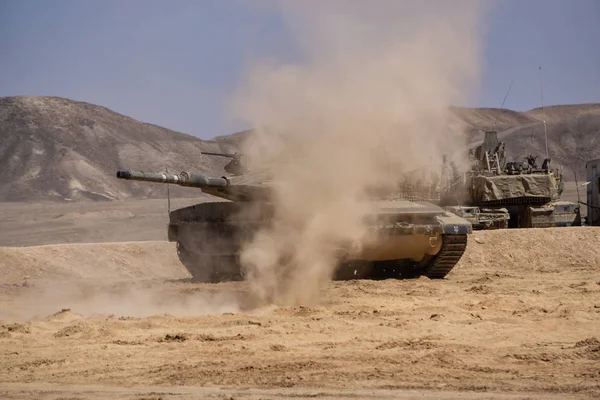 Southern District, İsrail - 10 Nisan 2019: Güneşli bir günde çölde İsrail Savunma Kuvvetleri Zırhlı Tank.