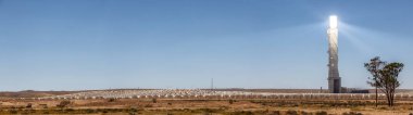 İsrail'de Negev çölünde Güneş Enerjisi İstasyonu'nda Büyük Kule.