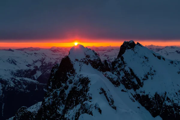 Bela Vista Aérea Paisagem Montanhosa Canadense Durante Pôr Sol Dramático — Fotografia de Stock