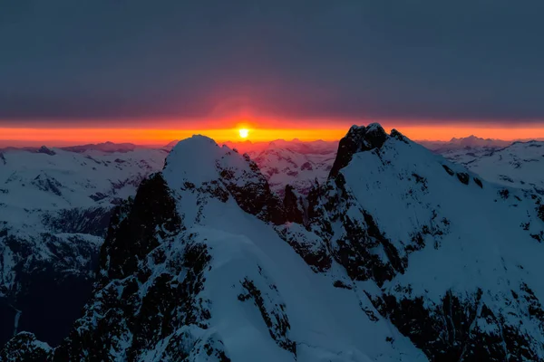 Schöne Luftaufnahme Der Kanadischen Berglandschaft Während Eines Dramatischen Sonnenuntergangs Der — Stockfoto