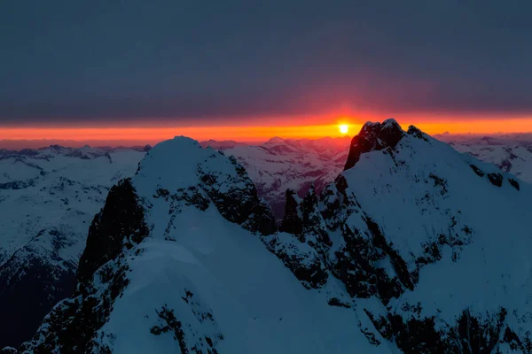 Bela Vista Aérea Paisagem Montanhosa Canadense Durante Pôr Sol Dramático — Fotografia de Stock