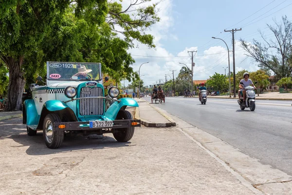 Varadero Cuba Mayo 2019 Taxi Clásico Calle Durante Día Soleado — Foto de Stock