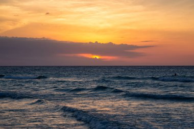Karayip Denizi üzerinde güzel dramatik gün batımı. Varadero, Küba'da çekilmiş.
