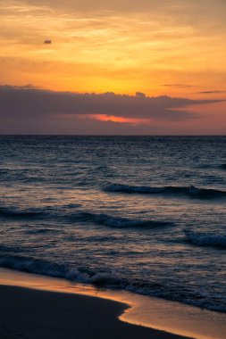 Karayip Denizi üzerinde güzel dramatik gün batımı. Varadero, Küba'da çekilmiş.