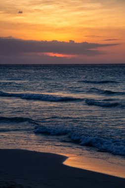 Karayip Denizi üzerinde güzel dramatik gün batımı. Varadero, Küba'da çekilmiş.