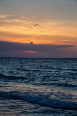 Karayip Denizi üzerinde güzel dramatik gün batımı. Varadero, Küba'da çekilmiş.