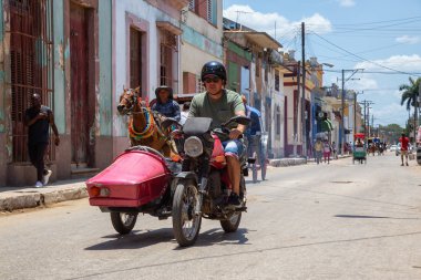 Cardenas, Küba - 11 Mayıs 2018: Güneşli bir günde Varadero yakınlarındaki Eski Küba Kasabası Caddesi'nde motosiklet sürme.
