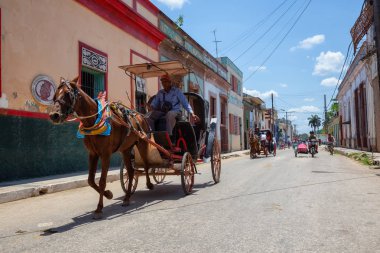 Cardenas, Küba - 11 Mayıs 2018: Güneşli bir günde Varadero yakınlarındaki Eski Küba Kasabası'nın sokaklarında at arabası.