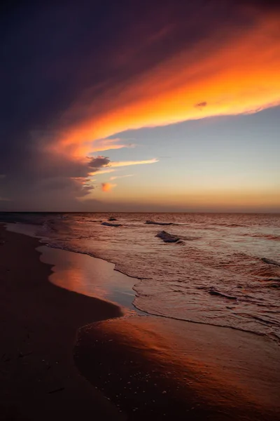 Bela Vista Panorâmica Praia Areia Durante Pôr Sol Nublado Dramático — Fotografia de Stock