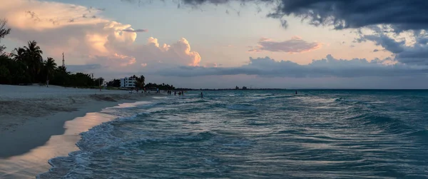 Bela Vista Panorâmica Praia Areia Durante Pôr Sol Nublado Dramático — Fotografia de Stock