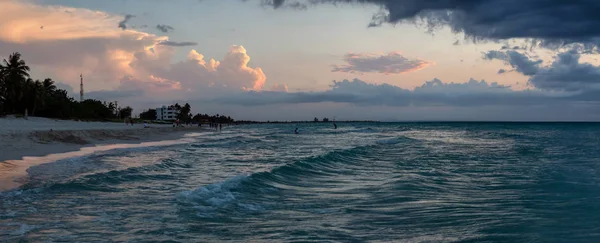 Bela Vista Panorâmica Praia Areia Durante Pôr Sol Nublado Dramático — Fotografia de Stock