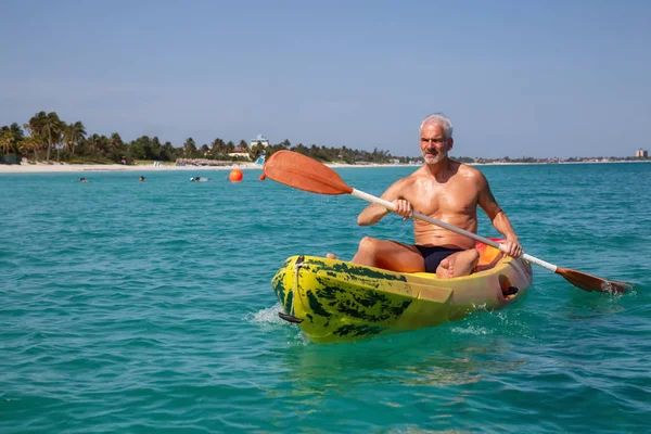 Anciano Forma Hombre Kayak Kayak Amarillo Brillante Mar Caribe Durante — Foto de Stock