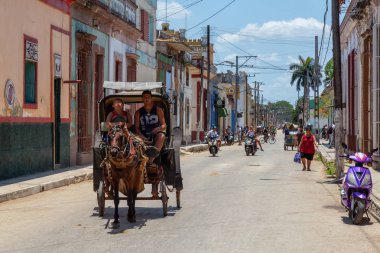 Cardenas, Küba - 11 Mayıs 2018: Güneşli bir günde Varadero yakınlarındaki Eski Küba Kasabası'nın sokaklarında at arabası.
