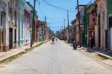 Cardenas, Küba - 11 Mayıs 2018: Güneşli bir günde Varadero yakınlarındaki eski bir Küba Kasabası'nın sokak manzarası.