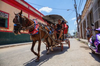 Cardenas, Küba - 11 Mayıs 2018: Güneşli bir günde Varadero yakınlarındaki Eski Küba Kasabası'nın sokaklarında at arabası.