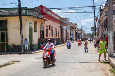 Cardenas, Küba - 11 Mayıs 2018: Güneşli bir günde Varadero yakınlarındaki Eski Küba Kasabası Caddesi'nde motosiklet sürme.
