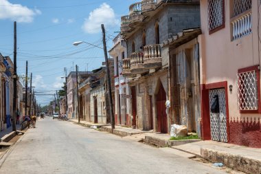 Cardenas, Küba - 11 Mayıs 2018: Güneşli bir günde Varadero yakınlarındaki eski bir Küba Kasabası'nın sokak manzarası.