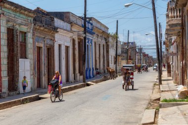 Cardenas, Küba - 11 Mayıs 2018: Güneşli bir günde Varadero yakınlarındaki eski bir Küba Kasabası'nın sokak manzarası.