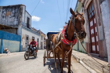 Cardenas, Küba - 11 Mayıs 2018: Güneşli bir günde Varadero yakınlarındaki Eski Küba Kasabası'nın sokaklarında at arabası.