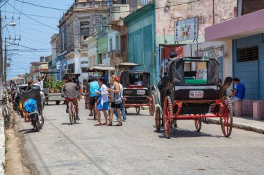 Cardenas, Küba - 11 Mayıs 2018: Güneşli bir günde Varadero yakınlarındaki Eski Küba Kasabası'nın sokaklarında at arabası.