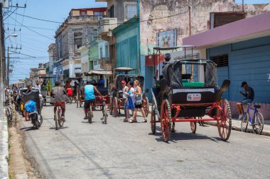 Cardenas, Küba - 11 Mayıs 2018: Güneşli bir günde Varadero yakınlarındaki Eski Küba Kasabası'nın sokaklarında at arabası.