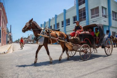 Cardenas, Küba - 11 Mayıs 2018: Güneşli bir günde Varadero yakınlarındaki Eski Küba Kasabası'nın sokaklarında at arabası.
