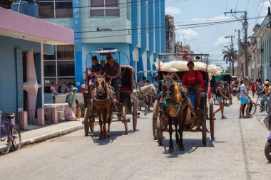 Cardenas, Küba - 11 Mayıs 2018: Güneşli bir günde Varadero yakınlarındaki Eski Küba Kasabası'nın sokaklarında at arabası.
