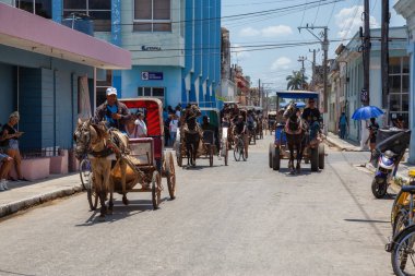 Cardenas, Küba - 11 Mayıs 2018: Güneşli bir günde Varadero yakınlarındaki Eski Küba Kasabası'nın sokaklarında at arabası.