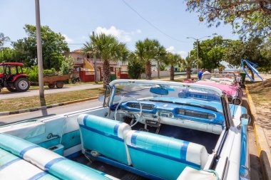 Varadero, Küba - 8 Mayıs 2019: Canlı ve aydınlık güneşli bir günde sokakta Klasik Eski Taksi Arabası.