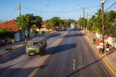 Varadero, Küba - 8 Mayıs 2019: Güneşli bir akşamda bir şehirde yolun üstünden havadan manzara.